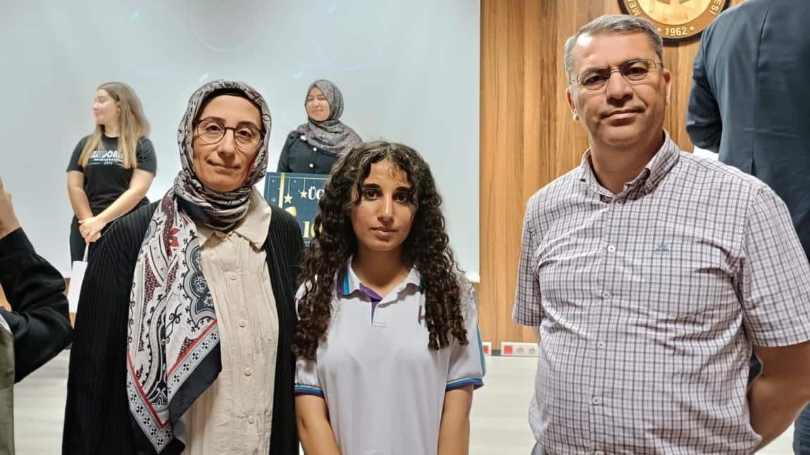 İsmail Hakkı Bursevî'nin Ölümünün 300.yılınında Ödül töreninde Muhasebe ve Finansman  bölümü öğrencimiz Reva İbrahim Mansiyon Ödülü Aldı